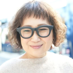 「メガネは視力的に必須アイテム。『JINS』で購入したこのメガネはフォルムがはっきりしているデザインで、視線を上げてくれバランスのとれたスタイルへと後押ししてくれます」