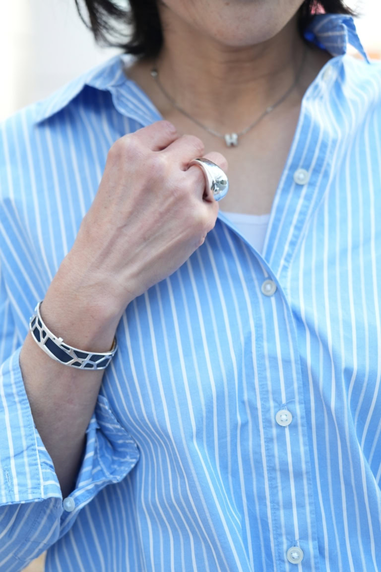 「ブルーのお洋服にはシルバーが合わせやすくて......。時計やリング、ネックレスをシルバーに揃えてみました。バングルはシルバー×ネイビーでほんのりコーデのアクセントに」