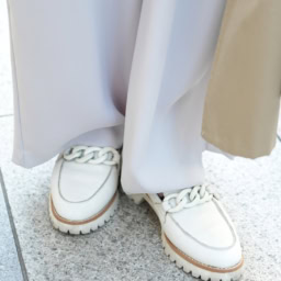 「シューズはボトムスの色に揃えてホワイトをセレクト。足元まで同色でまとめられることでIラインが強調されるのでスタイルUPして見えるんですよね」