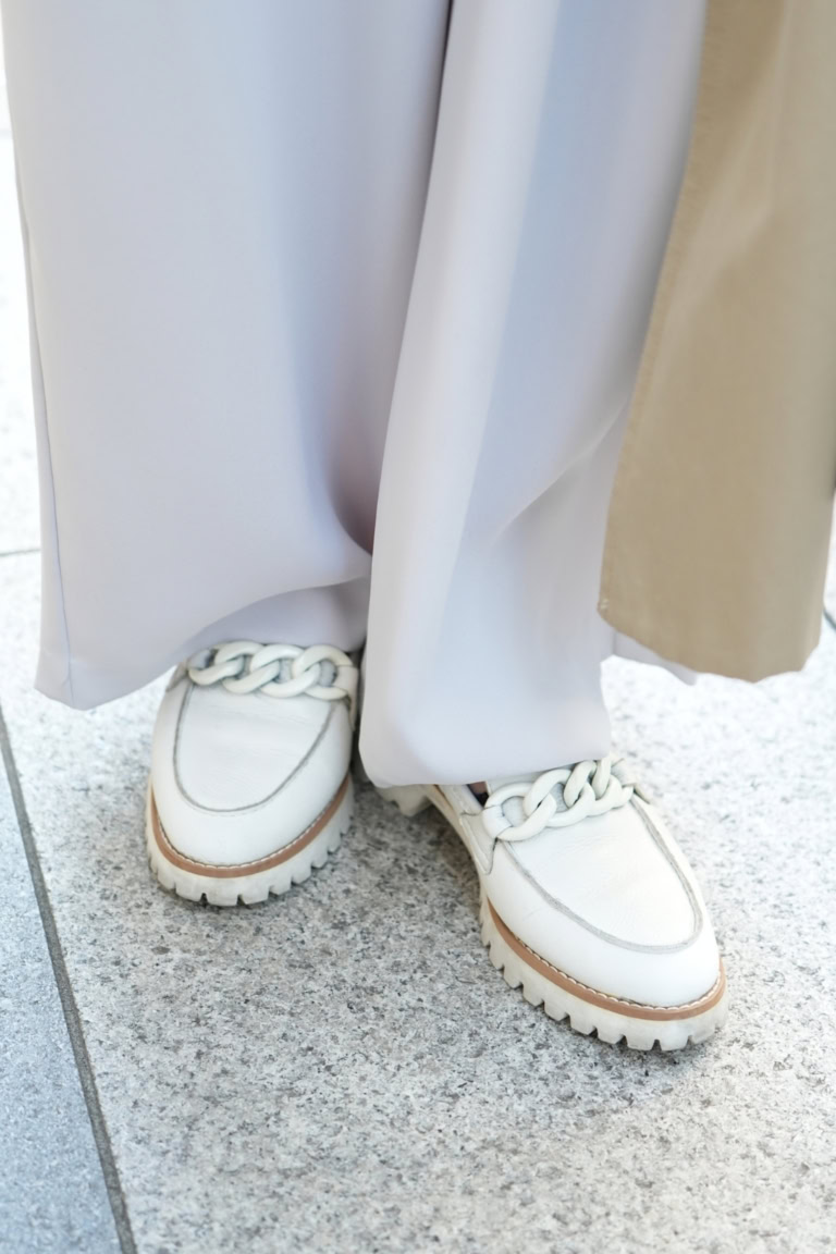 「シューズはボトムスの色に揃えてホワイトをセレクト。足元まで同色でまとめられることでIラインが強調されるのでスタイルUPして見えるんですよね」