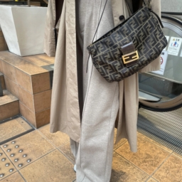 「『ユニクロ』のパンツは昨年秋からこの春も大活躍！まろやかベージュで肌馴染みもいいんです。ロング丈をネット限定で購入しました。『フェンディ』のヴィンテージバッグは、先日母から譲り受けたもの」