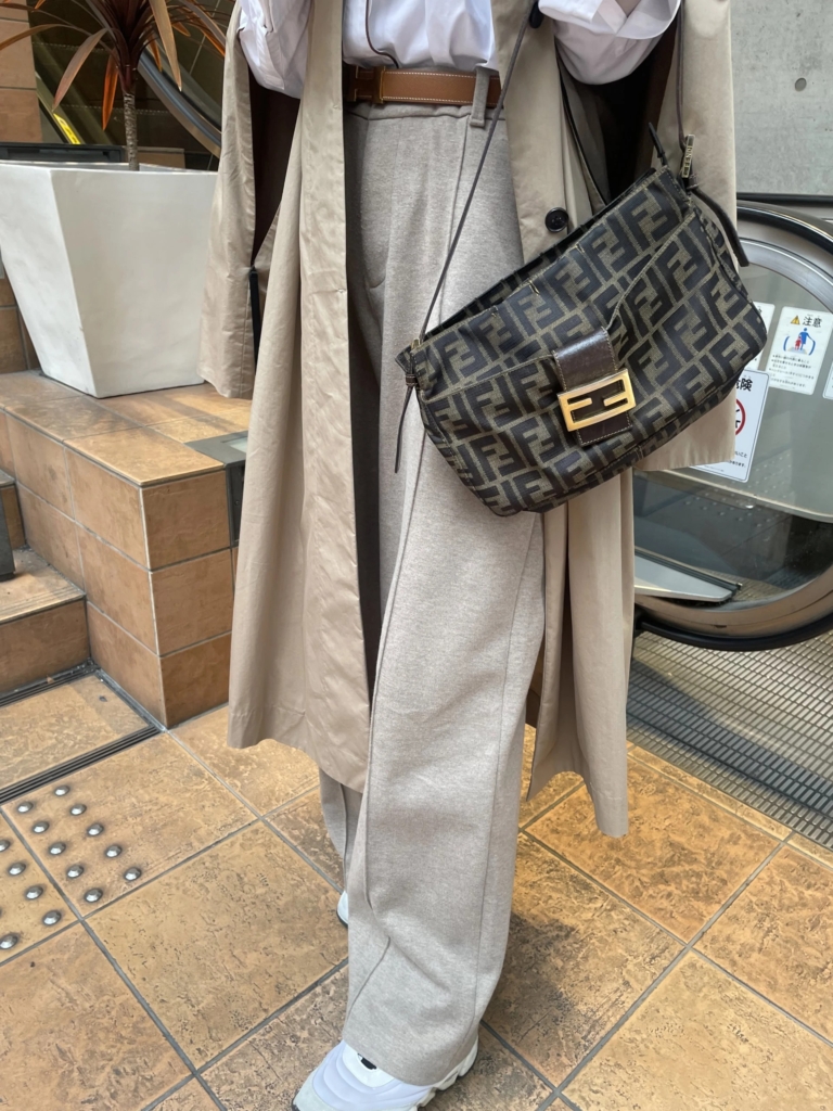 「『ユニクロ』のパンツは昨年秋からこの春も大活躍！まろやかベージュで肌馴染みもいいんです。ロング丈をネット限定で購入しました。『フェンディ』のヴィンテージバッグは、先日母から譲り受けたもの」