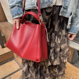 「差し色に『CAMPO MARZIO』の赤のバッグを。昨夏、ローマに行った際に革の柔らかさとやさしいフォルムに惹かれて購入しました。コーデのアクセントになってくれます」