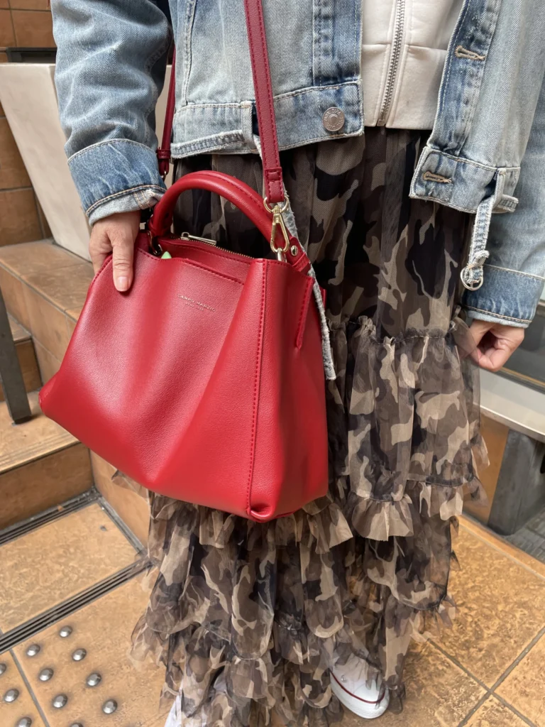 「差し色に『CAMPO MARZIO』の赤のバッグを。昨夏、ローマに行った際に革の柔らかさとやさしいフォルムに惹かれて購入しました。コーデのアクセントになってくれます」