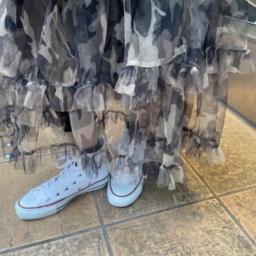 「『パレット』のスカートは中のペチコートを自分丈にカットしてアレンジ。プチプラだと柄物やヒラヒラデザインも挑戦しやすいんです！ 『コンバース』のスニーカーは末っ子から母の日のプレゼント。大事に履いています」