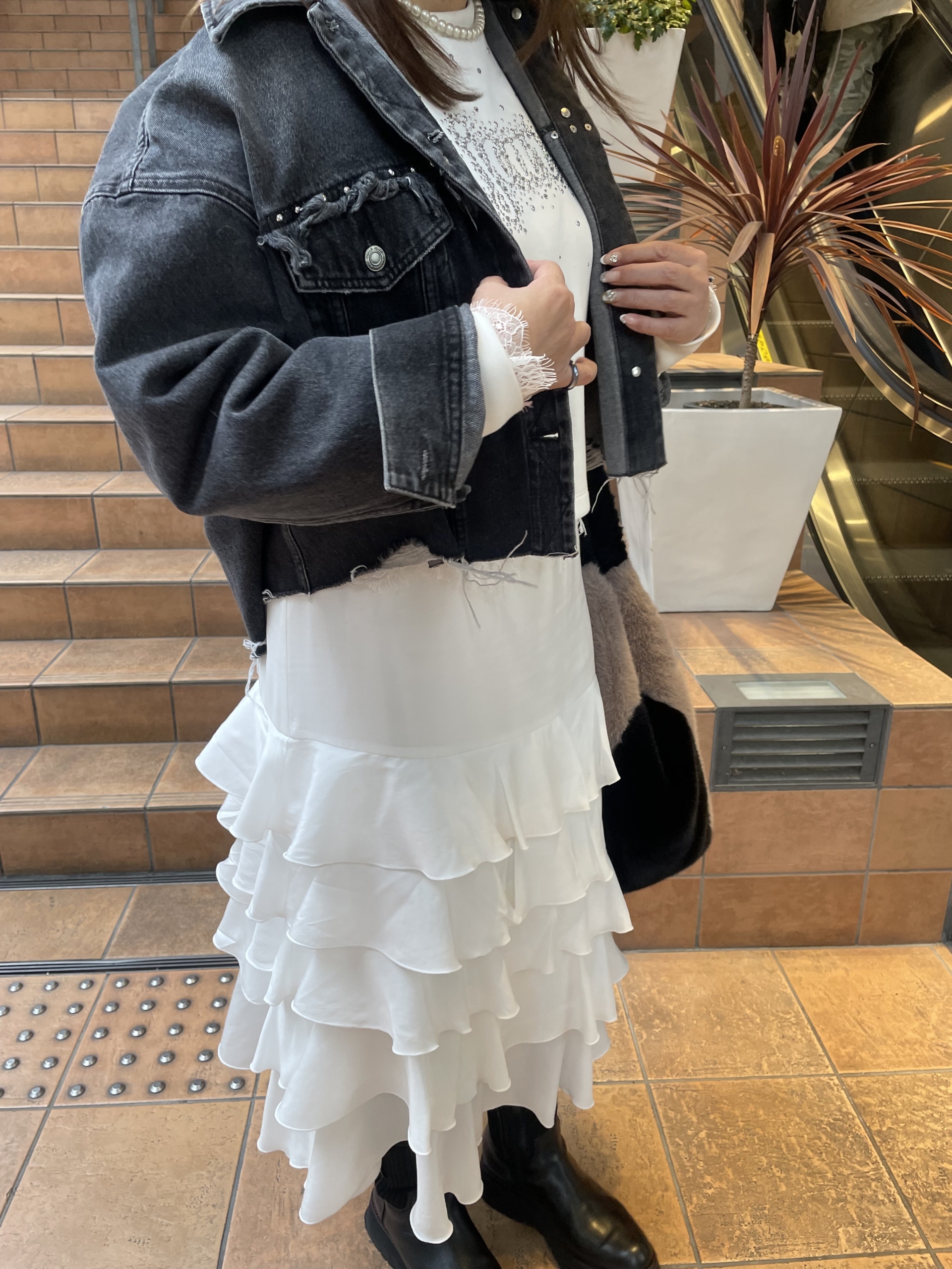 「フリルがたっぷりあるスカートも、デニムに合わせればカジュアルになってコーディネートに馴染みやすいんです。デニムジャケットもブラックカラーなので、少し落ち着いた大人カジュアルな着こなしに」