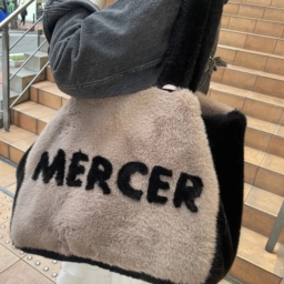 「バッグも『グレースコンチネンタル』のもの。とにかくフワフワでボリュームがあり、とっても気に入っています。見た目だけでなく、持っていても触り心地がいいので気分が上がります」