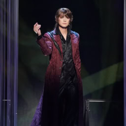 甘い香りを漂わせる凄腕の暗殺者トウ（浦井健治）。