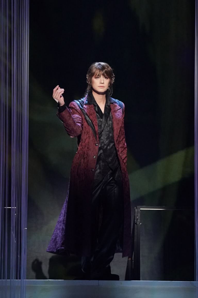 甘い香りを漂わせる凄腕の暗殺者トウ(浦井健治)。