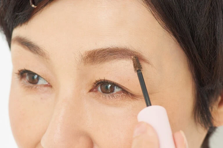 ピンクベージュのマスカラで全体をコーミング