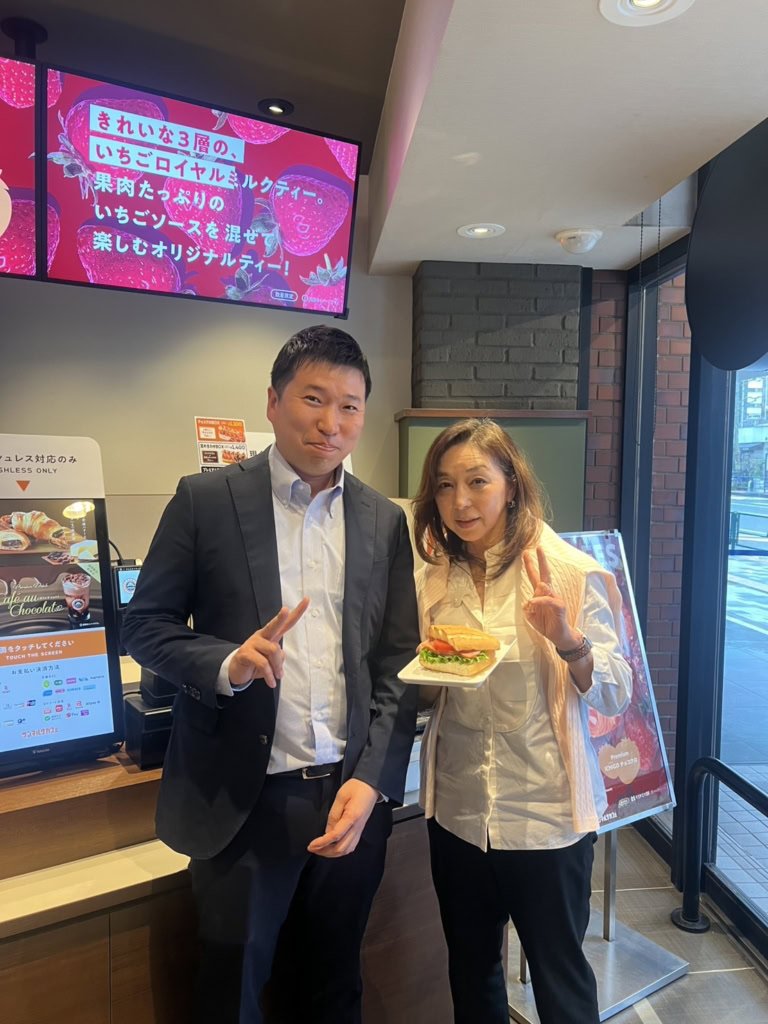 サンマルクカフェの小山典孝社長と大谷りえ子さん