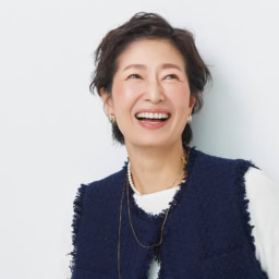 ニット¥16,500／ハリス（金万）、ジレ¥39,600 ／ロペ（ジュンカスタマーセンター）、イヤリング¥7,830／アビステ、パールネックレス¥42,900、（長）ネックレス¥36,300、（短）ネックレス¥25,300／すべてアルティーダ ウード