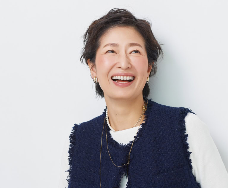 ニット¥16,500／ハリス（金万）、ジレ¥39,600 ／ロペ（ジュンカスタマーセンター）、イヤリング¥7,830／アビステ、パールネックレス¥42,900、（長）ネックレス¥36,300、（短）ネックレス¥25,300／すべてアルティーダ ウード