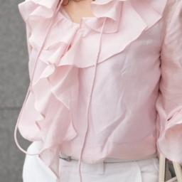 「『ZARA』で購入したピンクのフリルブラウス。主役級のデザインでフェミニンすぎるかとも思ったのですが、スカートなど綺麗めなアイテムはもちろん、リラクシーなデニムにもマッチするのでシーンを選ばず使え、重宝しています」