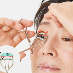 【1】まぶたを引き上げビューラーを当てる