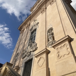 修道院の中の静かなカフェ