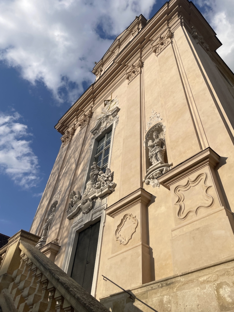 修道院の中の静かなカフェ