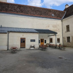 修道院の中の静かなカフェ