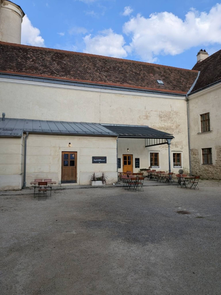 修道院の中の静かなカフェ