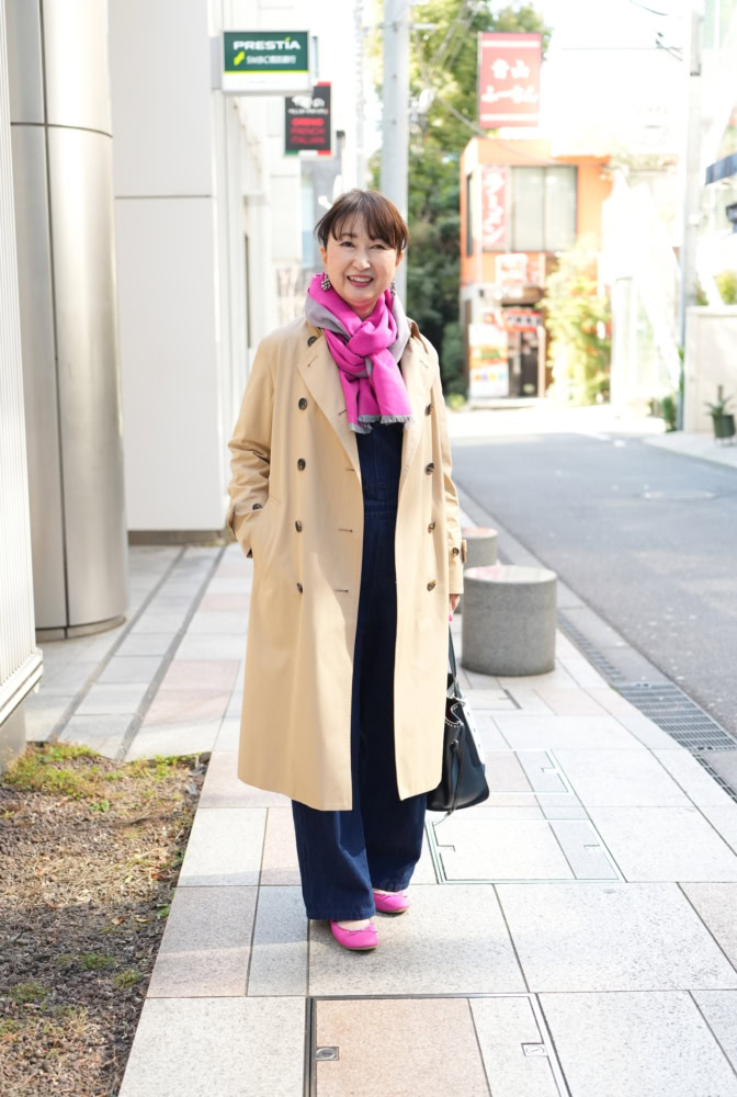 【60代お手本スナップ】甘いピンクが絶妙に効いたトレンチコーデ×デニムの大人カジュアルコーデ