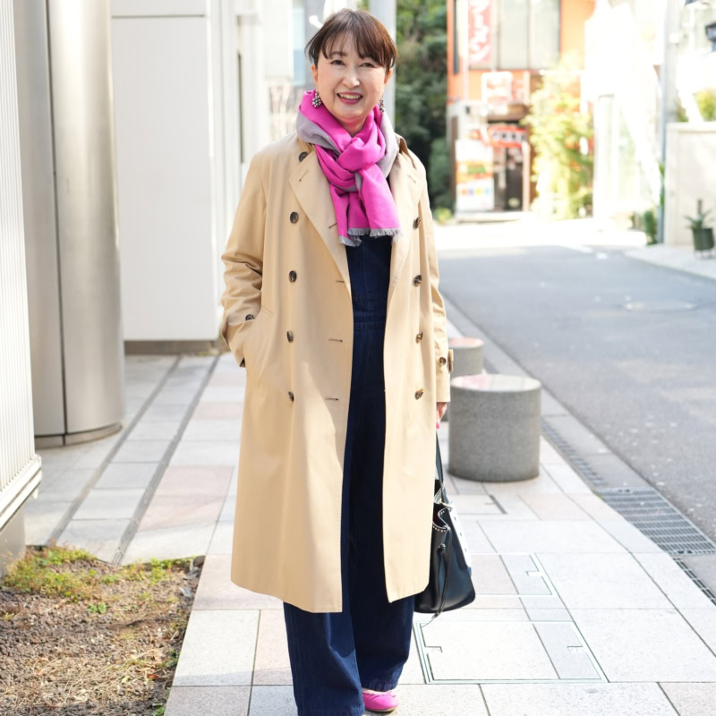 【60代お手本スナップ】甘いピンクが絶妙に効いたトレンチコーデ×デニムの大人カジュアルコーデ