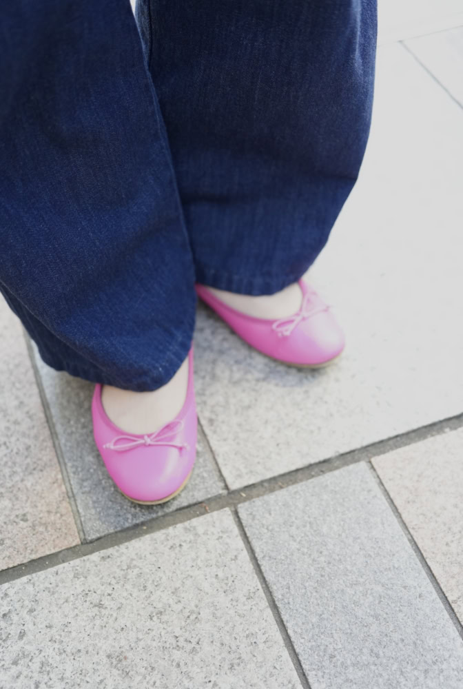 60代お手本スナップ_中町由実子さん_ピンクのバレエシューズ