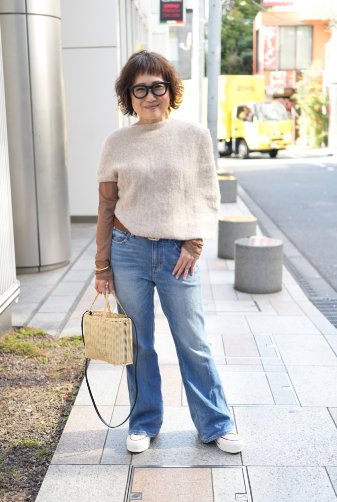 【50代お手本スナップ】「LAURENMANOOGIAN(ローレンマヌーギアン)」の主役ニットで着映えるシンプルカジュアルスタイル