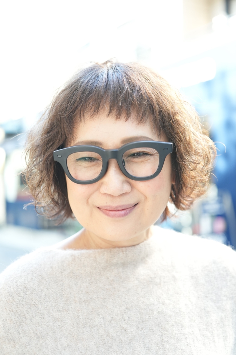 50代お手本スナップ_黒メガネで顔まわりを引き締めて