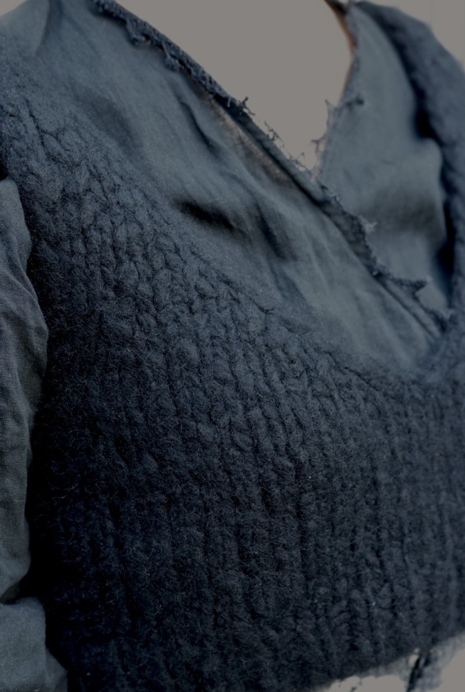 同色ながらも、異素材レイヤードでコーデに奥行きを