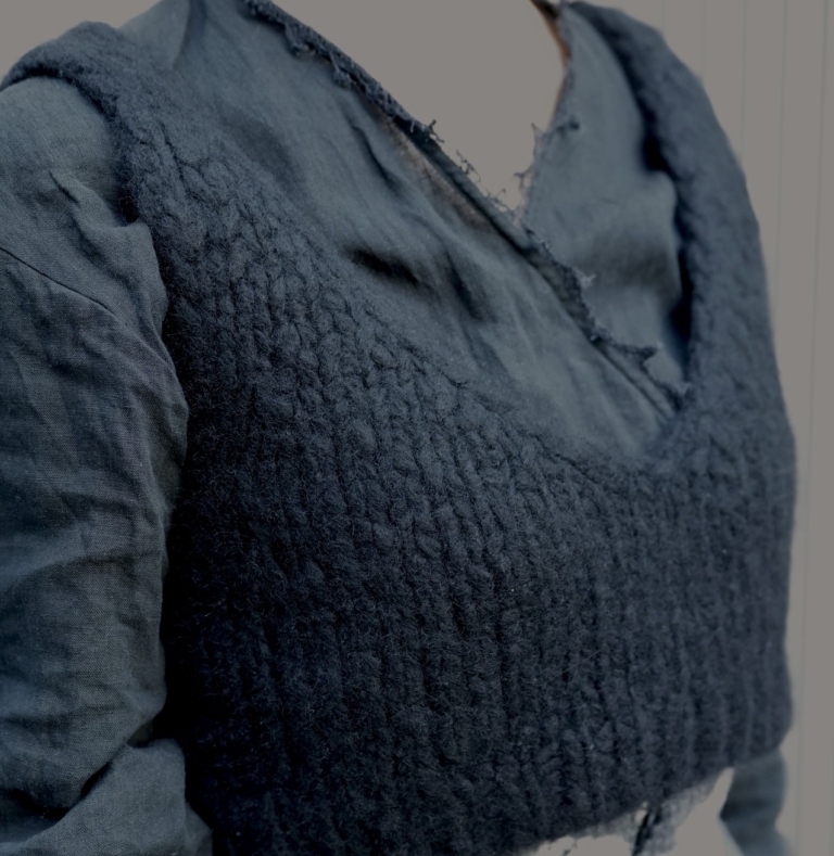 同色ながらも、異素材レイヤードでコーデに奥行きを