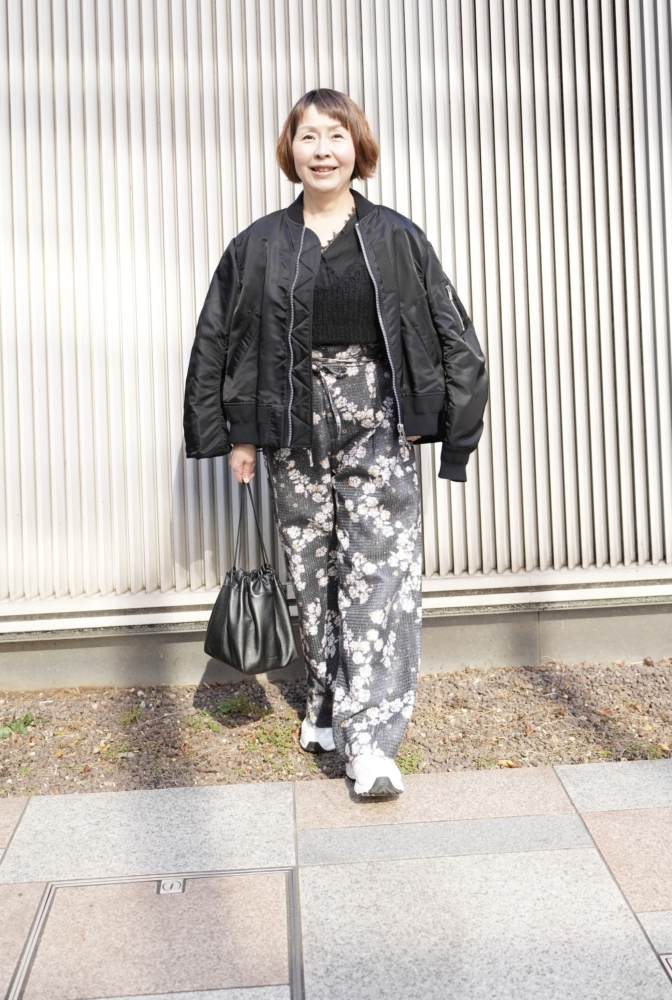 【60代お手本スナップ】低身長さん必見!「サカイ」のブルゾン×花柄ボトムスで好バランスな洒落見えコーデに