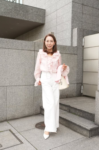 【60代お手本スナップ】ピンクブラウス×白デニムのフェミニンになりすぎない大人な春コーデ