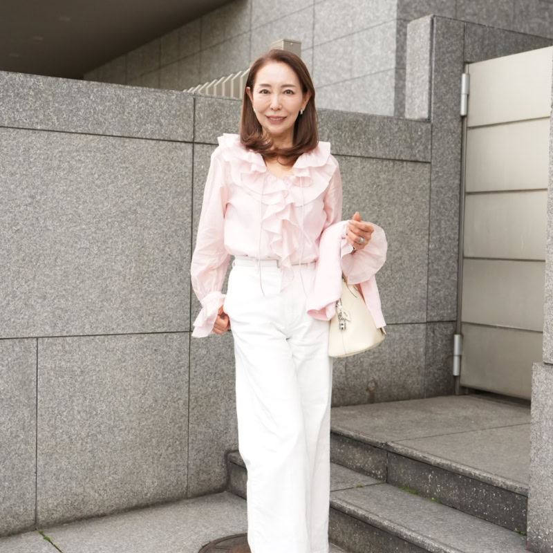 【60代お手本スナップ】ピンクブラウス×白デニムのフェミニンになりすぎない大人な春コーデ