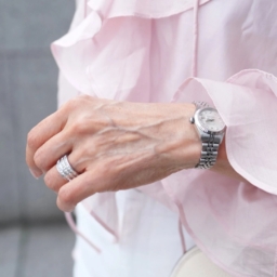 「シルバー色のアクセサリーが好みなので、リングや時計、ネックレスは色味を統一。春の軽快な輝きを放ち」ながらも大人なあ着こなしへとアップデートしています」