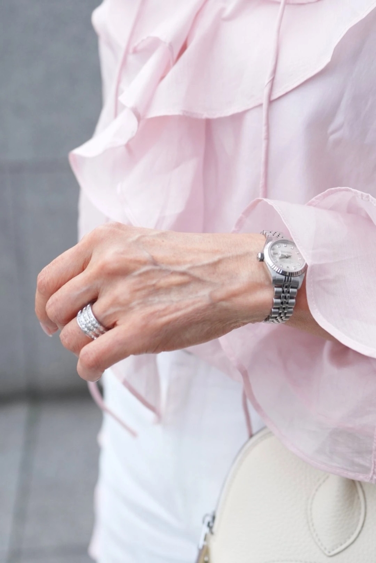 「シルバー色のアクセサリーが好みなので、リングや時計、ネックレスは色味を統一。春の軽快な輝きを放ち」ながらも大人なあ着こなしへとアップデートしています」