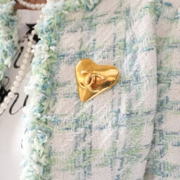 ハートのブローチ。特別の日はもちろん、お出かけのときにも着こなしに華やかさをプラスできるし、なによりトレンドというよりも『シャネル』ならではの存在感がおしゃれにまとめてくれます」