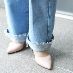 デニムの裾はあえてちょっと折り込み、さりげないアクセントに。デニムのカットオフ部分が、足元でこなれ感をトッピング。