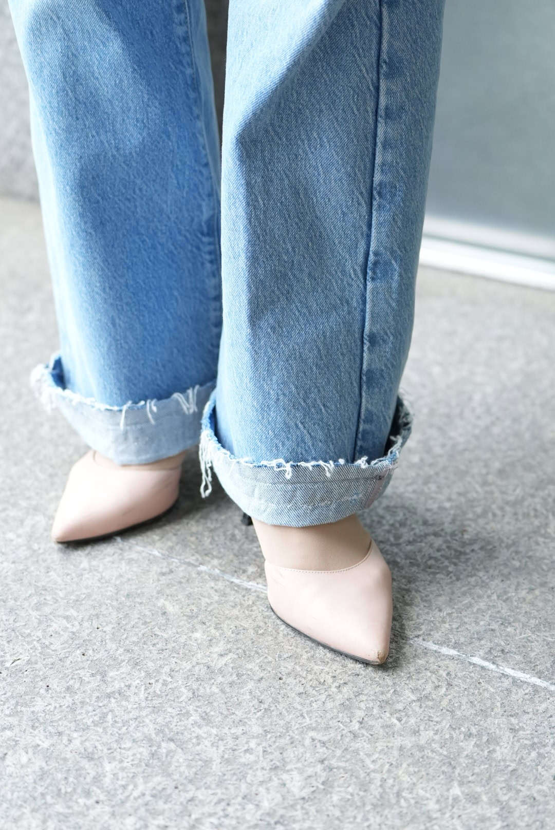 デニムの裾はあえてちょっと折り込み、さりげないアクセントに。デニムのカットオフ部分が、足元でこなれ感をトッピング。