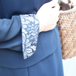 「胸元」のほかに袖口などにもちょうどいいさじ加減でクラシカルなレースがあしらわれていて、シンプルなセットアップにほどよい彩りが添えられています。