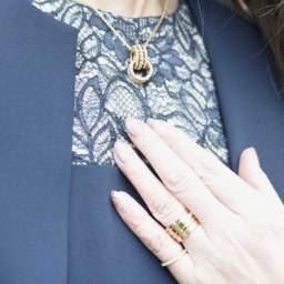 「ゴールドをメインにしたネックレスやリングに、ゴールドがミックスされた腕時計をリンクさせて統一感を意識しました」