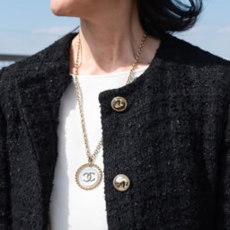 有村一美さん_シャネルのペンダントをアクセントに