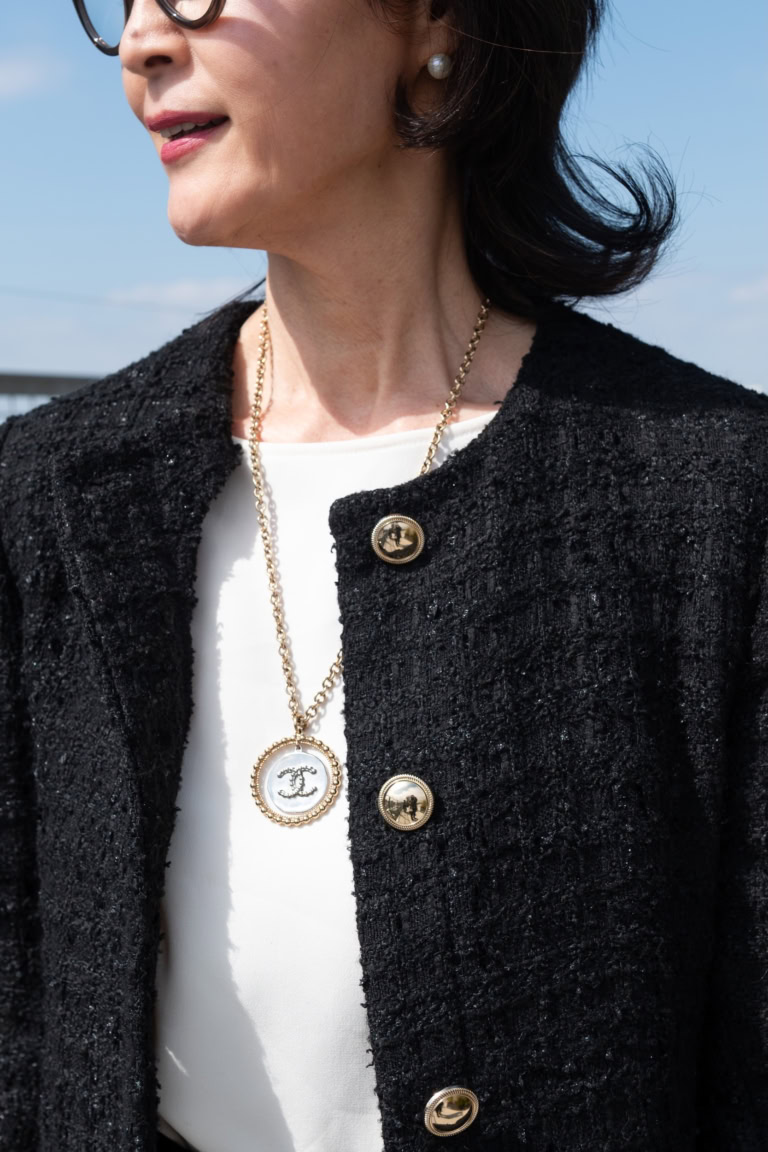 有村一美さん_シャネルのペンダントをアクセントに