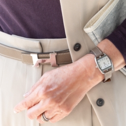 有村一美さん_グレージュ小物でエレガントな差し色をプラス