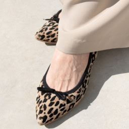 有村一美さん_ベージュコーデに好相性なレオパード柄でコケティッシュに