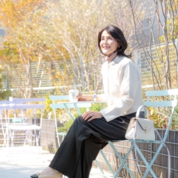 有村一美さん_ユニクロ黒ワイドパンツコーデ