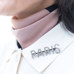 有村一美さん_エレガントな首元アレンジ