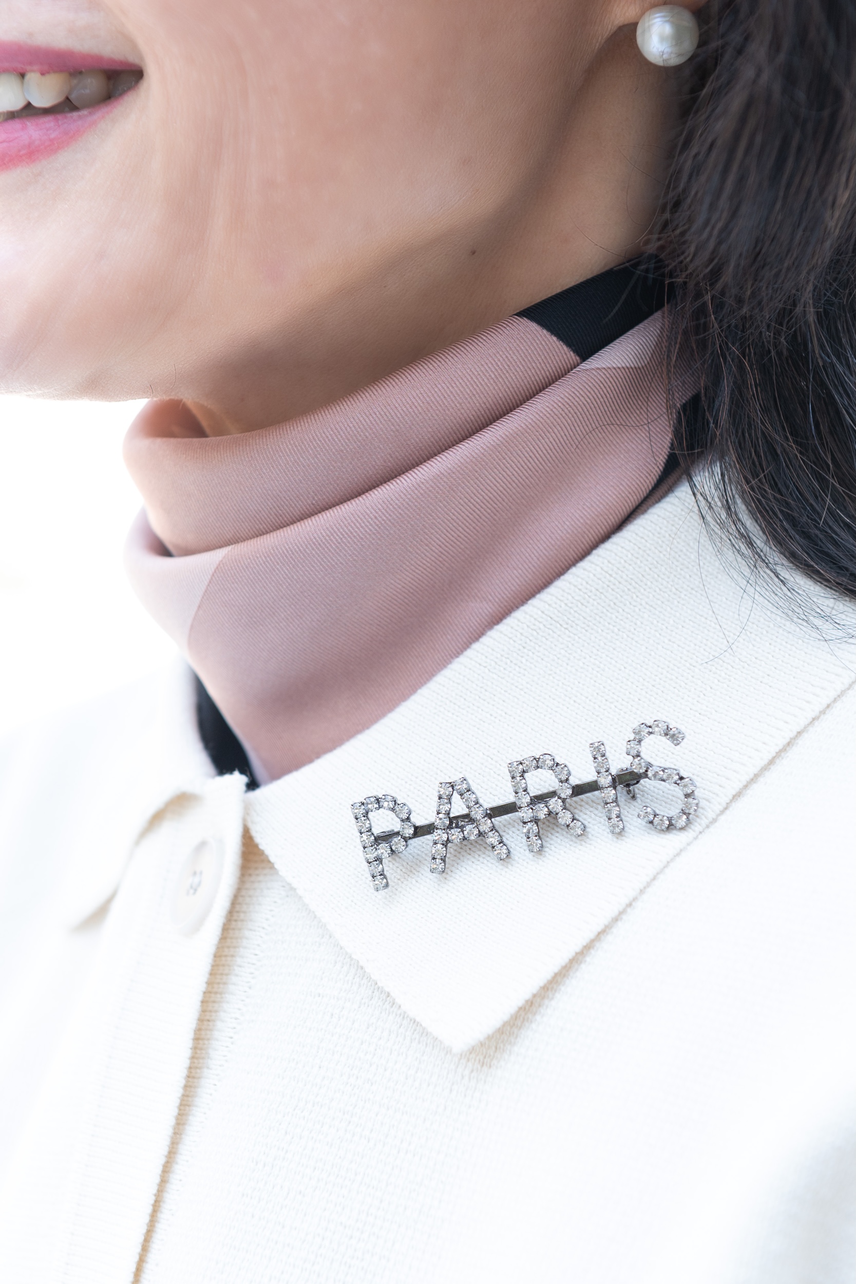 有村一美さん_エレガントな首元アレンジ