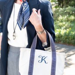 有村一美さん_エルメスのバンダナ柄スカーフで顔まわりを華やかに