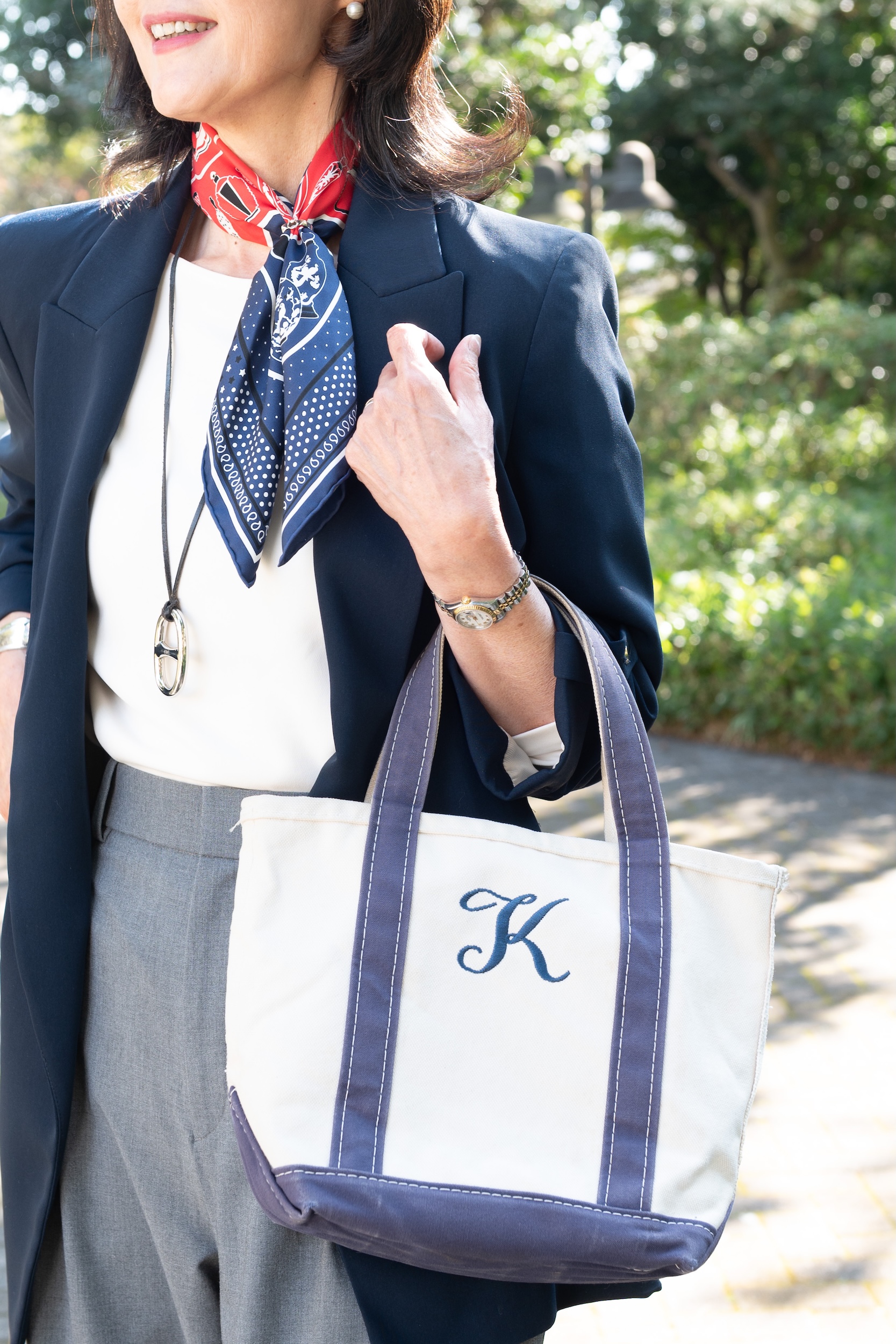 有村一美さん_エルメスのバンダナ柄スカーフで顔まわりを華やかに