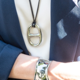 有村一美さん_軽快ながらもリッチ感のあるシルバーアクセサリー